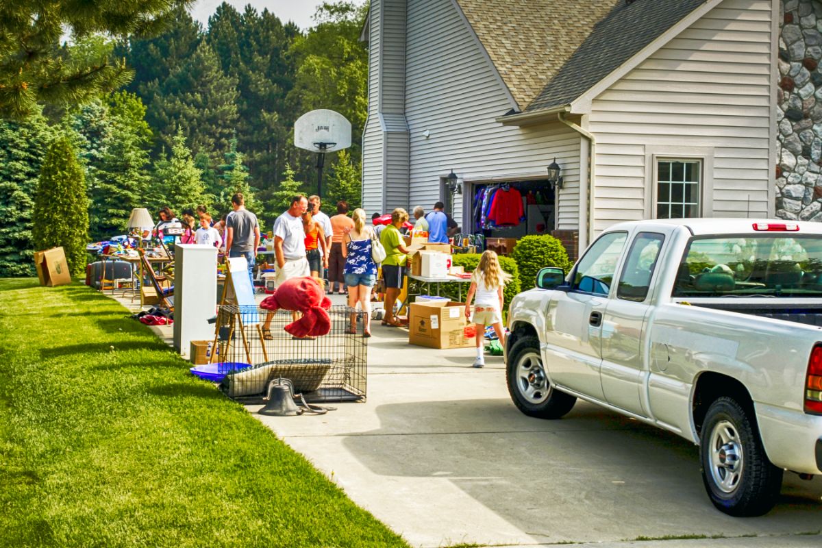 what-not-to-sell-at-a-garage-sale-value-store-it